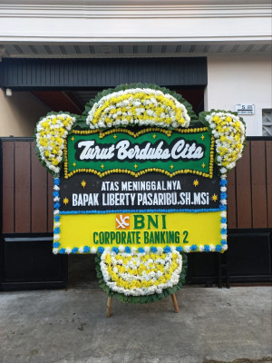 Papan Bunga Duka di Teras