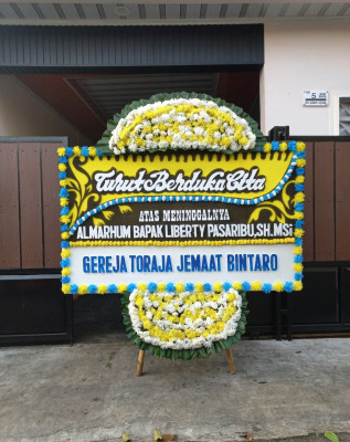 Papan Bunga Duka di Teras
