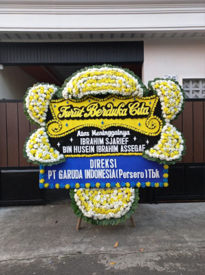 Papan Bunga Duka di Teras