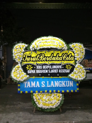 Papan Bunga Duka di Teras
