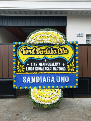 Papan Bunga Duka di Teras