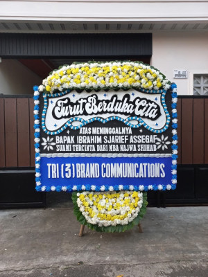 Papan Bunga Duka di Teras